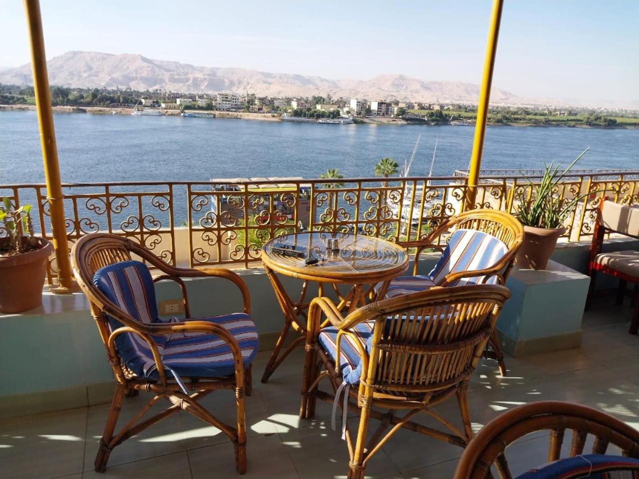 Merry Land Hotel & Roof Top Nile Restaurant Louxor Extérieur photo