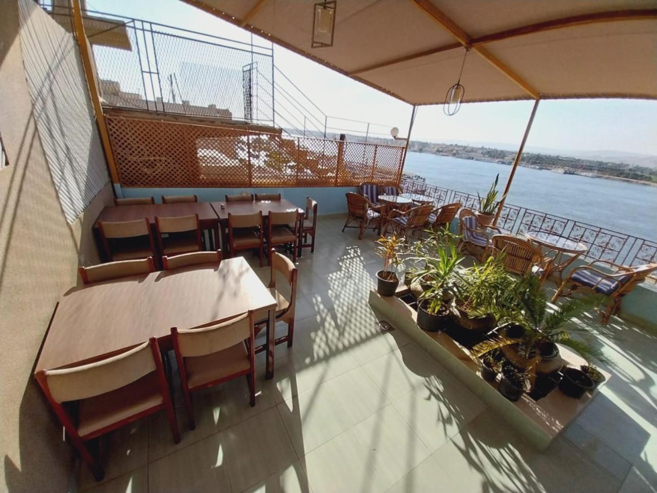 Merry Land Hotel & Roof Top Nile Restaurant Louxor Extérieur photo
