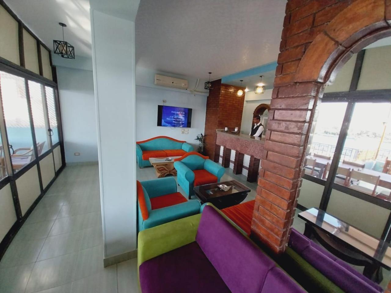 Merry Land Hotel & Roof Top Nile Restaurant Louxor Extérieur photo