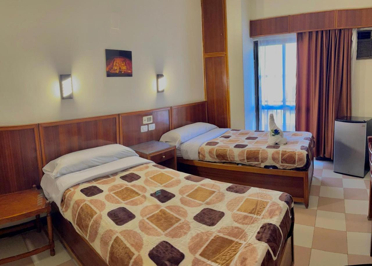 Merry Land Hotel & Roof Top Nile Restaurant Louxor Extérieur photo
