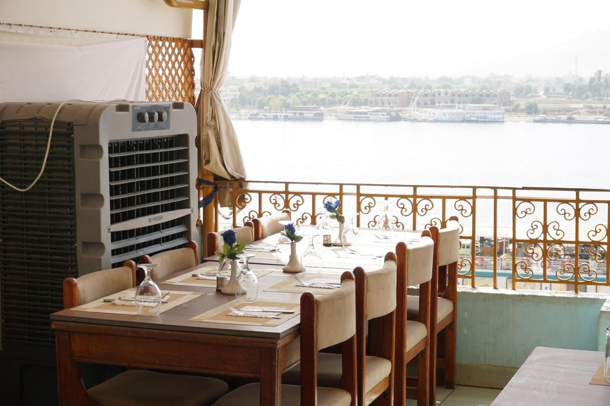 Merry Land Hotel & Roof Top Nile Restaurant Louxor Extérieur photo