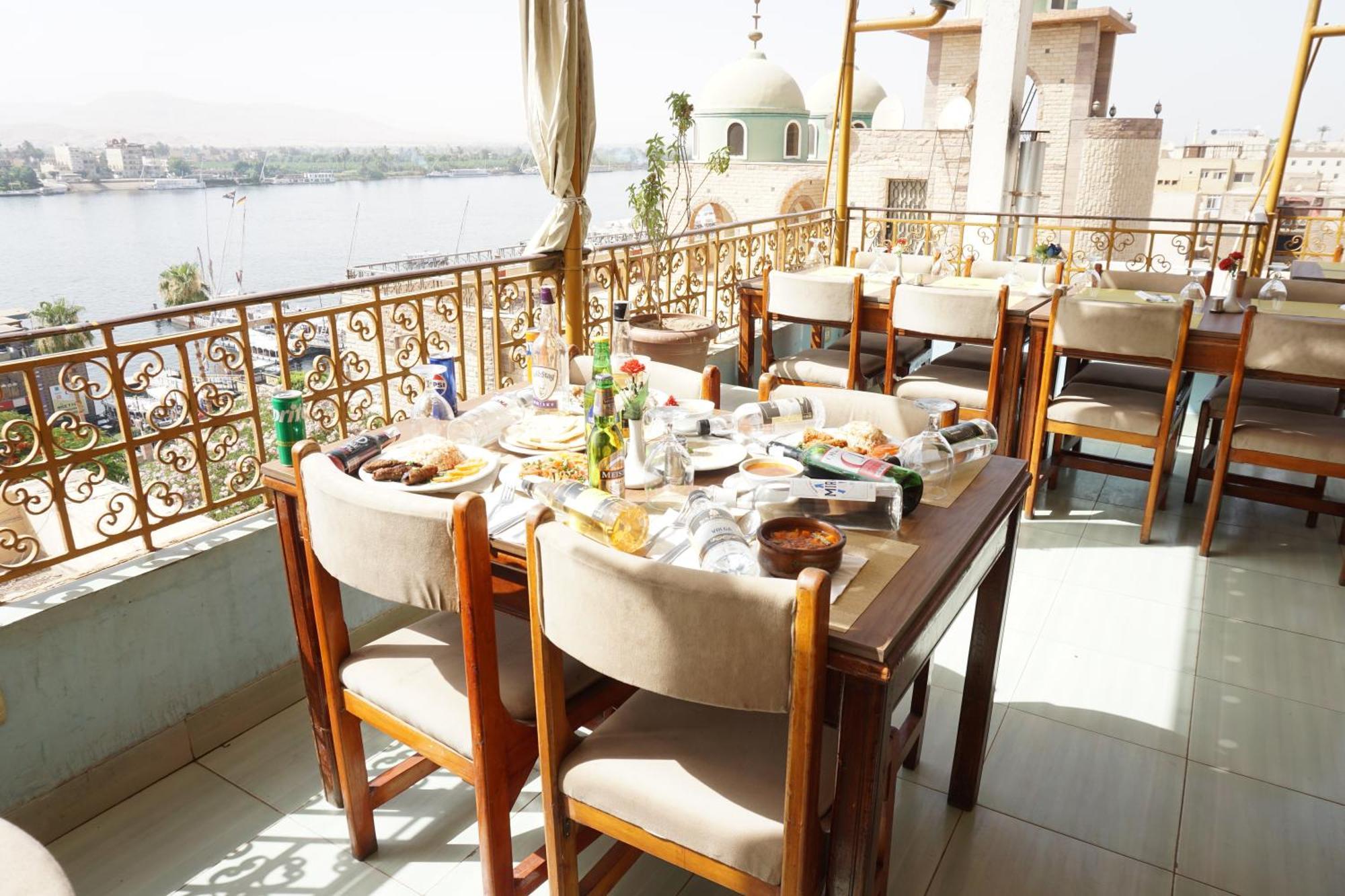 Merry Land Hotel & Roof Top Nile Restaurant Louxor Extérieur photo