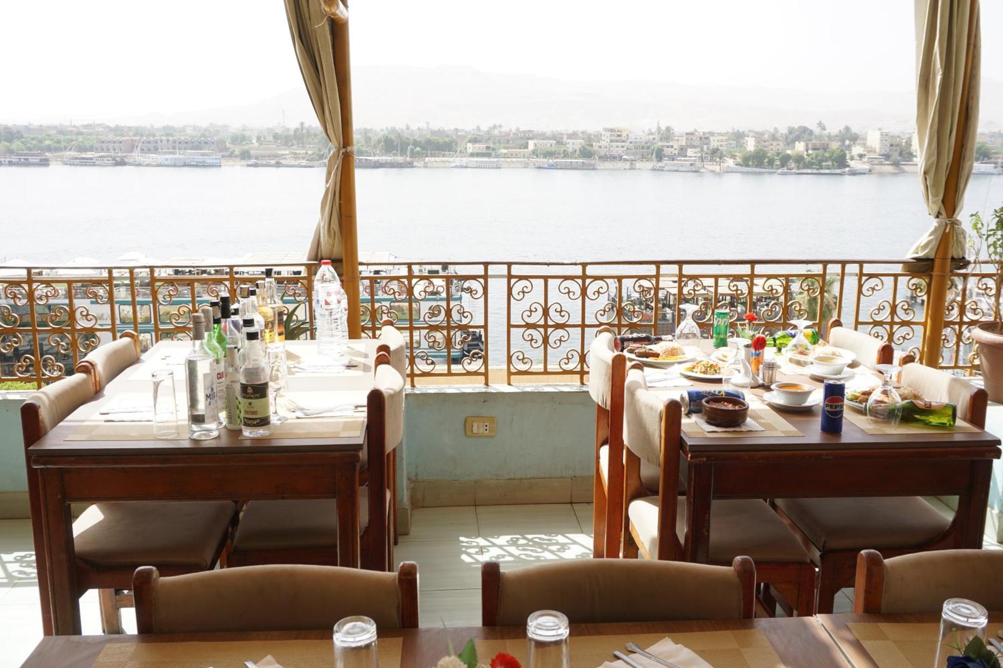 Merry Land Hotel & Roof Top Nile Restaurant Louxor Extérieur photo