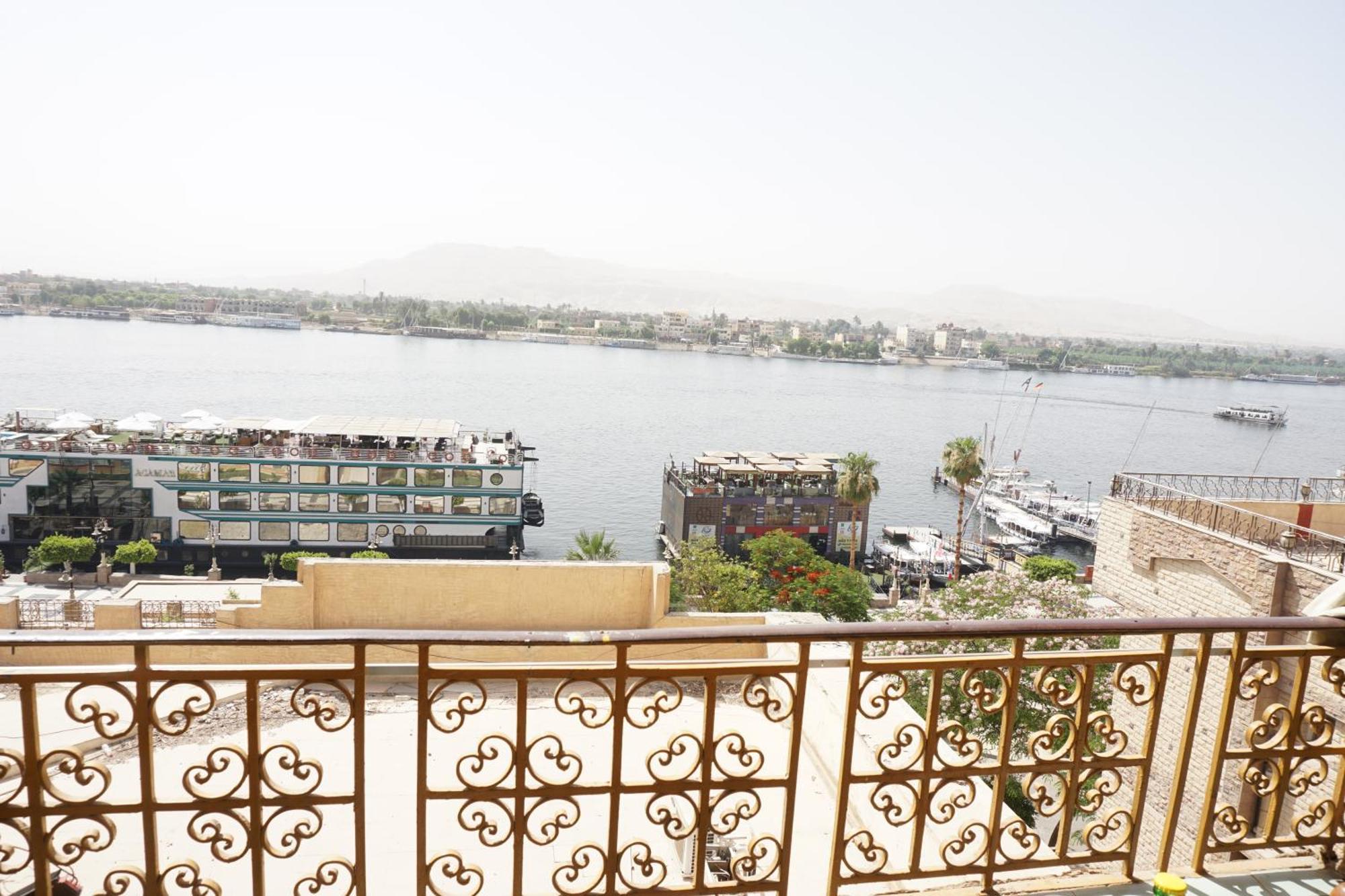 Merry Land Hotel & Roof Top Nile Restaurant Louxor Extérieur photo