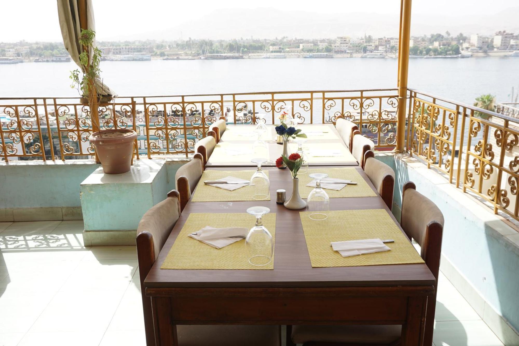 Merry Land Hotel & Roof Top Nile Restaurant Louxor Extérieur photo