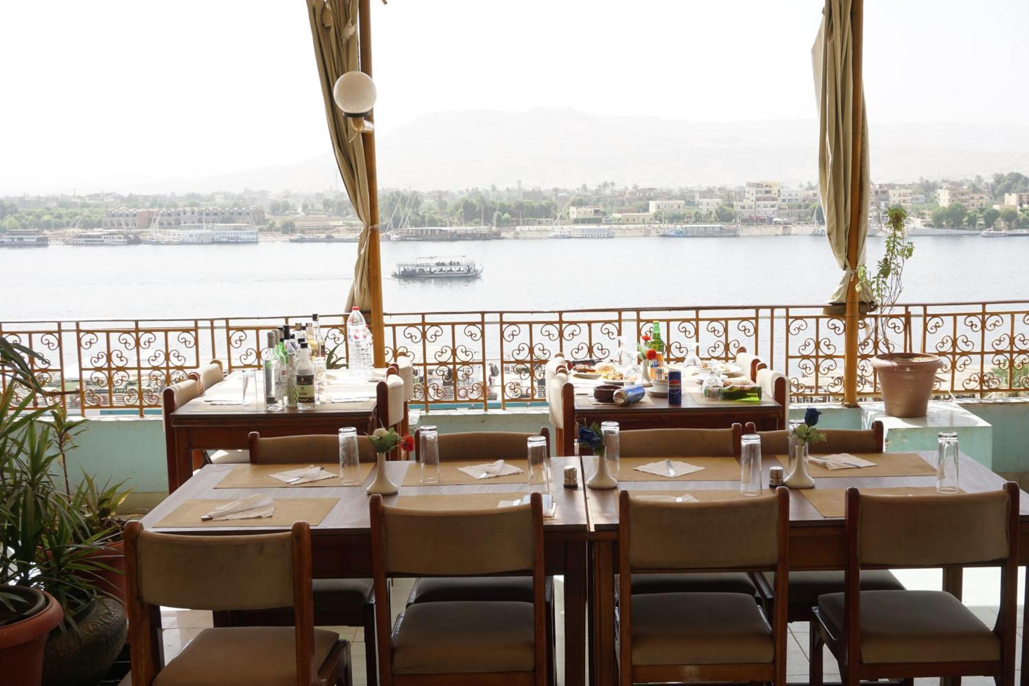 Merry Land Hotel & Roof Top Nile Restaurant Louxor Extérieur photo