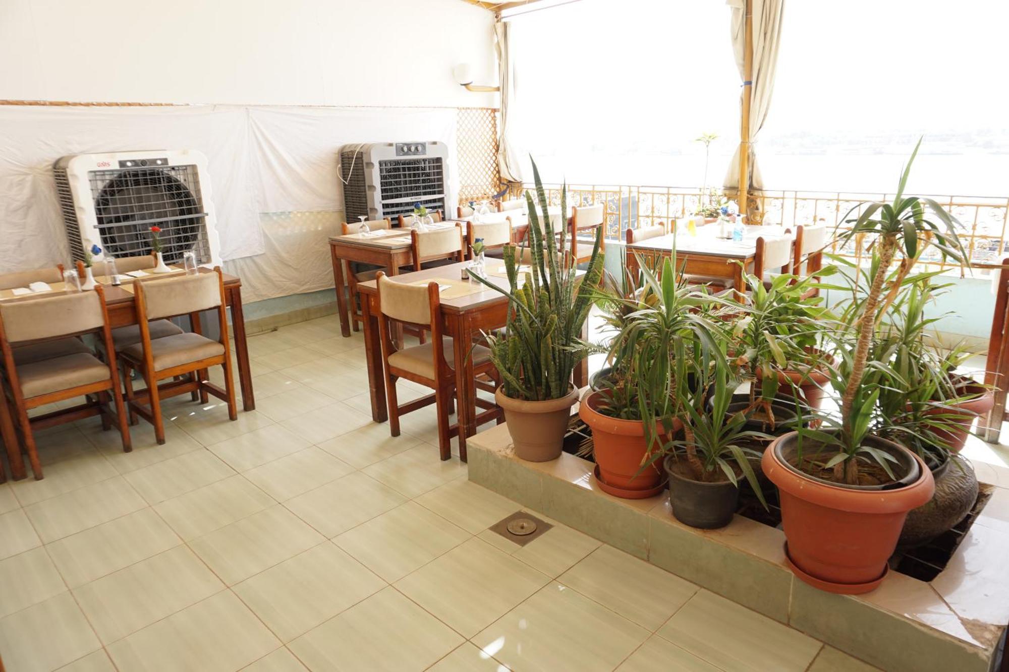 Merry Land Hotel & Roof Top Nile Restaurant Louxor Extérieur photo