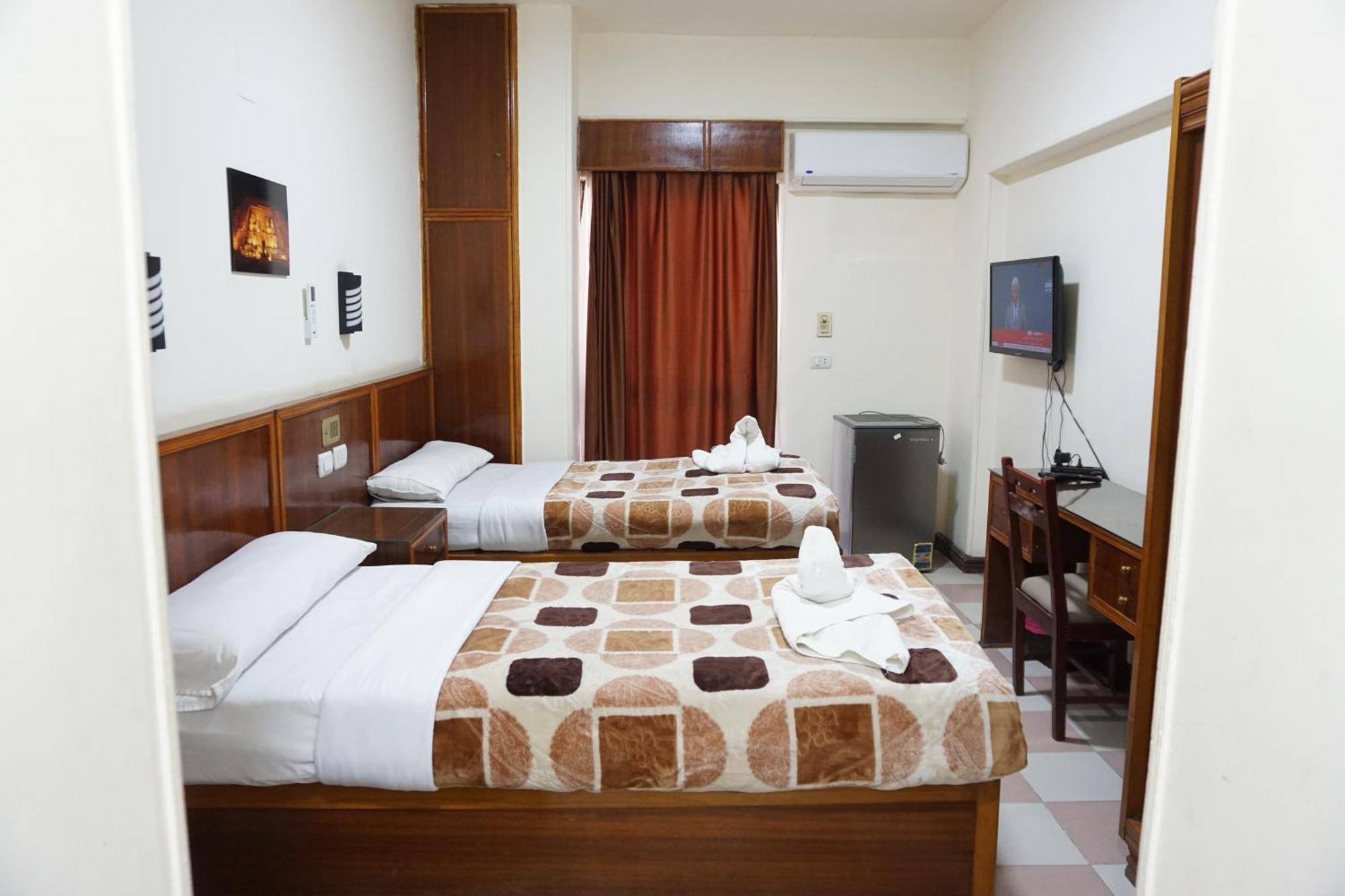 Merry Land Hotel & Roof Top Nile Restaurant Louxor Extérieur photo